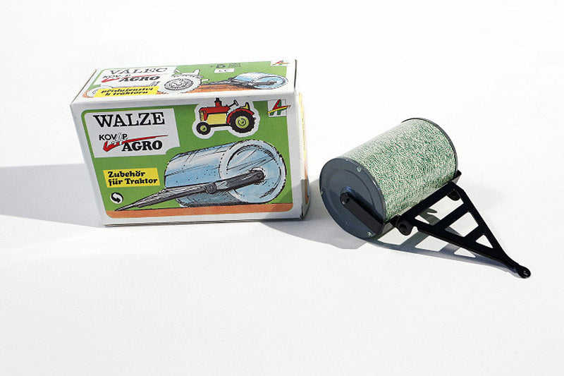 Roller tin toy with packaging